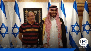 12-300x169 شاهد| فلسطينيون غاضبون يطردون مطبعاً من المسجد الأقصى